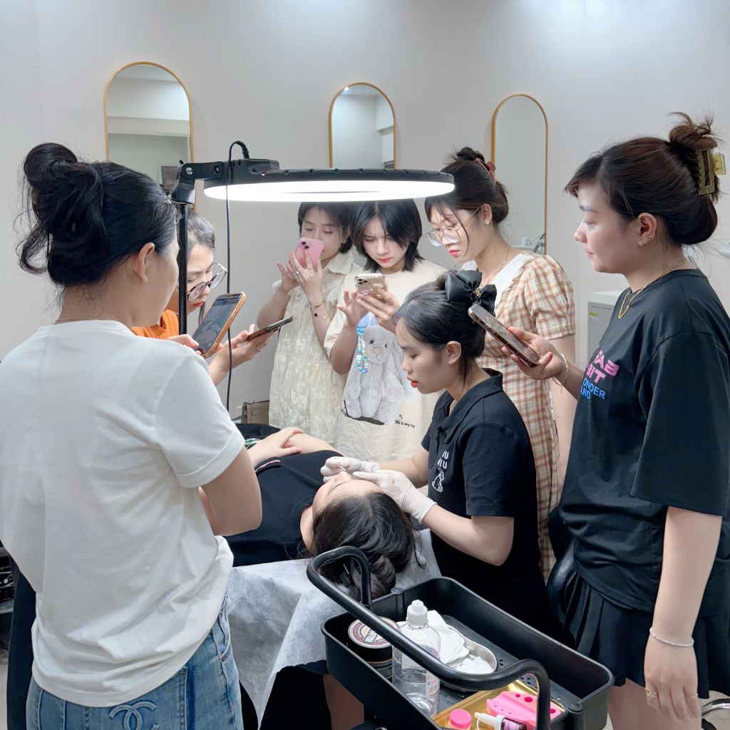 có nên học phun xăm thẩm mỹ không